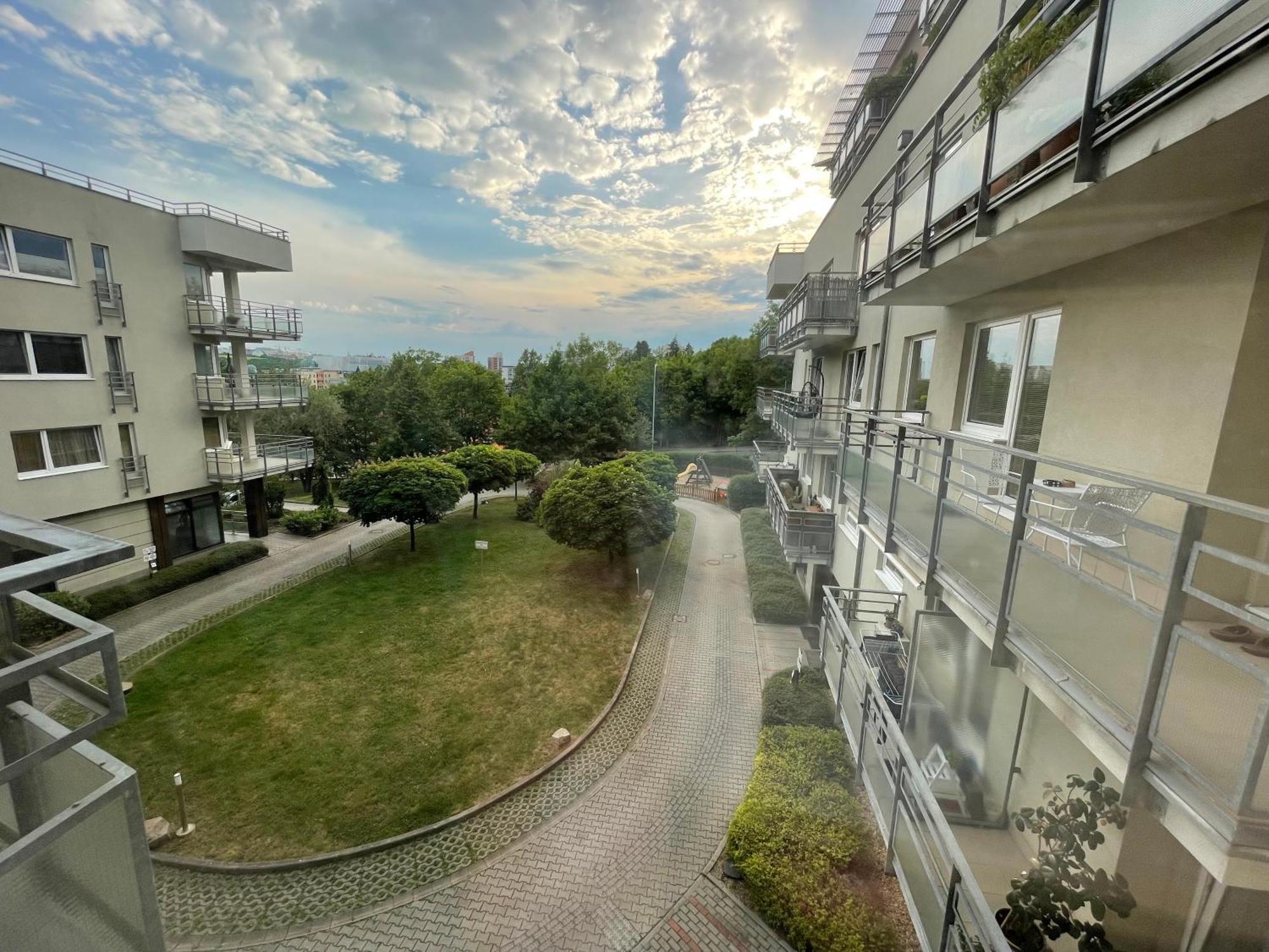 Monfas Apartment Provence In Prag Eksteriør billede