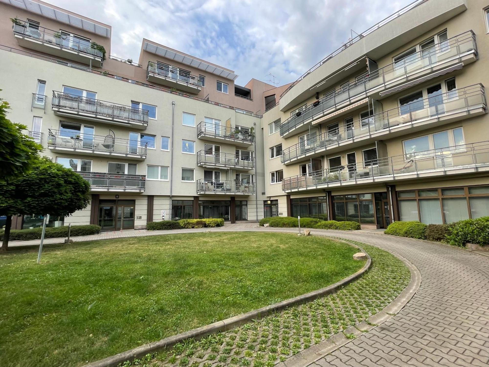 Monfas Apartment Provence In Prag Eksteriør billede